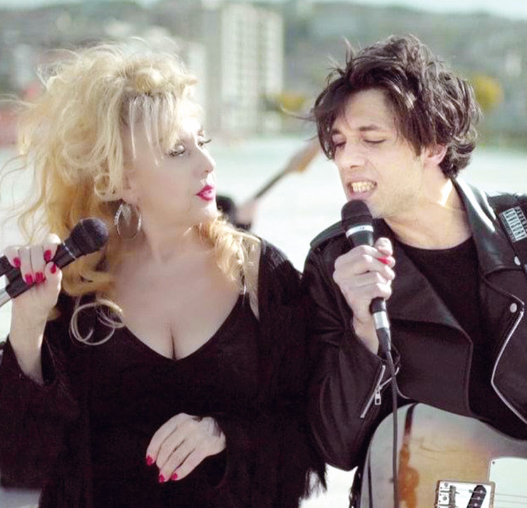 Hem oyunculuk  hem de müzik