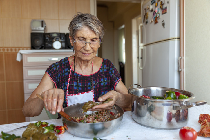 EV HANIMLARINA EMEKLİLİK ÇIKTI MI SON DURUM 2024 || Ev hanımlarına emeklilik yasası ne zaman Meclise gelecek, başvuru şartları neler Gözler Torba Yasa teklifinde İşte ayrıntılar