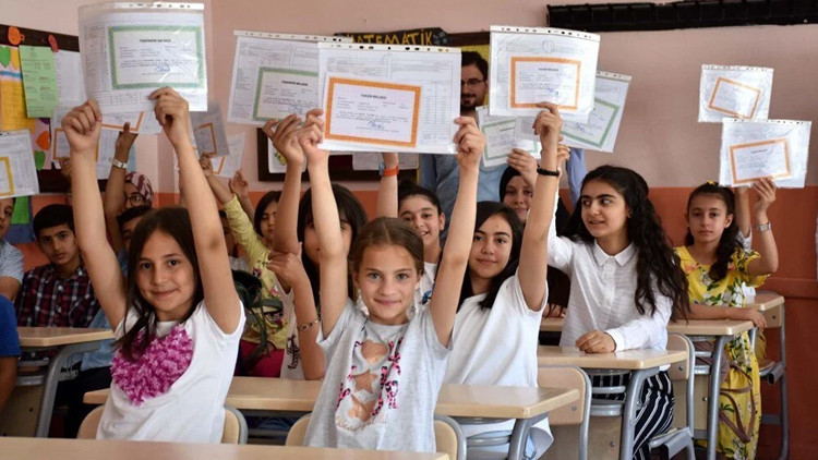 KARNE TEBRİK (BAŞARI) MESAJLARI 2025 KISA, RESİMLİ, ANLAMLI, KOMİK 🎉|| İNDİR - PAYLAŞ || Karne günü için tebrik sözleri: Öğrenciye, çocuğa, toruna, ilkokul, ortaöğretim, lise karne mesajları güzel sözler