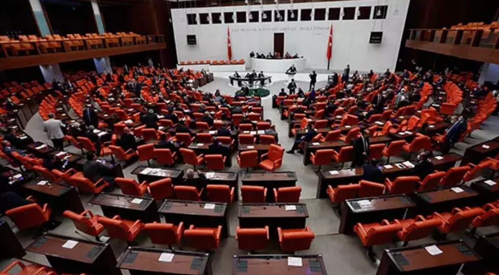 YENİ ANAYASA ÇALIŞMALARI TATİLDE DE SÜRECEK