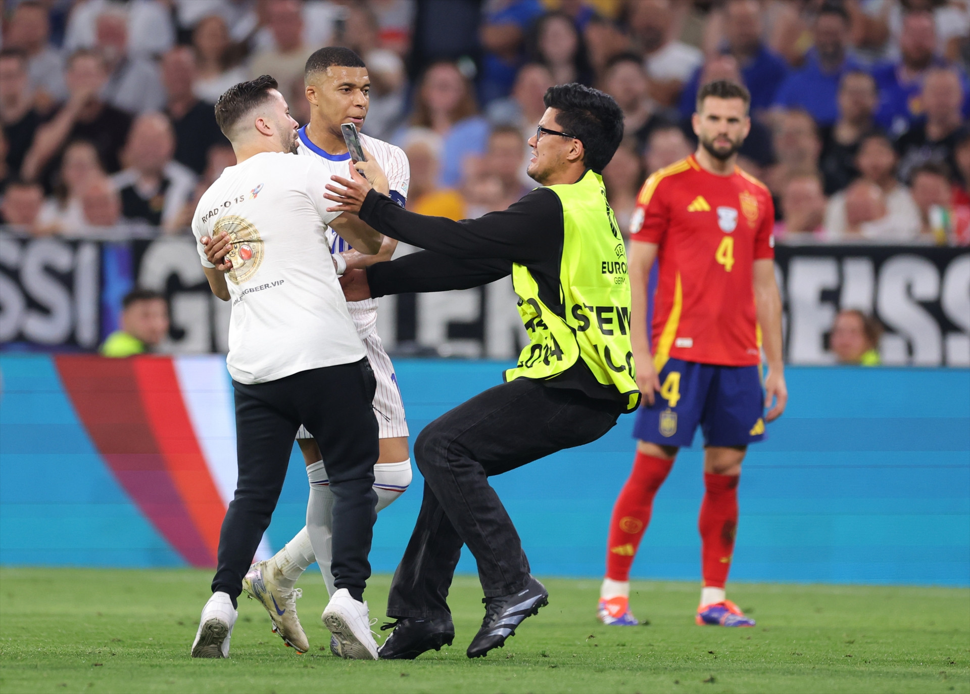 İspanya - Fransa maçında ekranlara yansımayan görüntüler