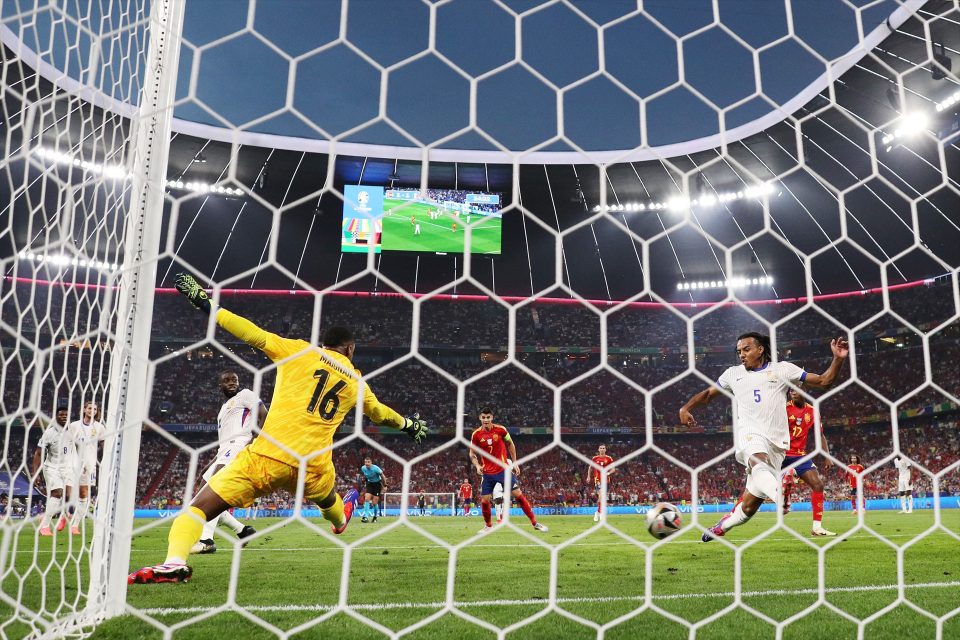 İspanya - Fransa maçında ekranlara yansımayan görüntüler