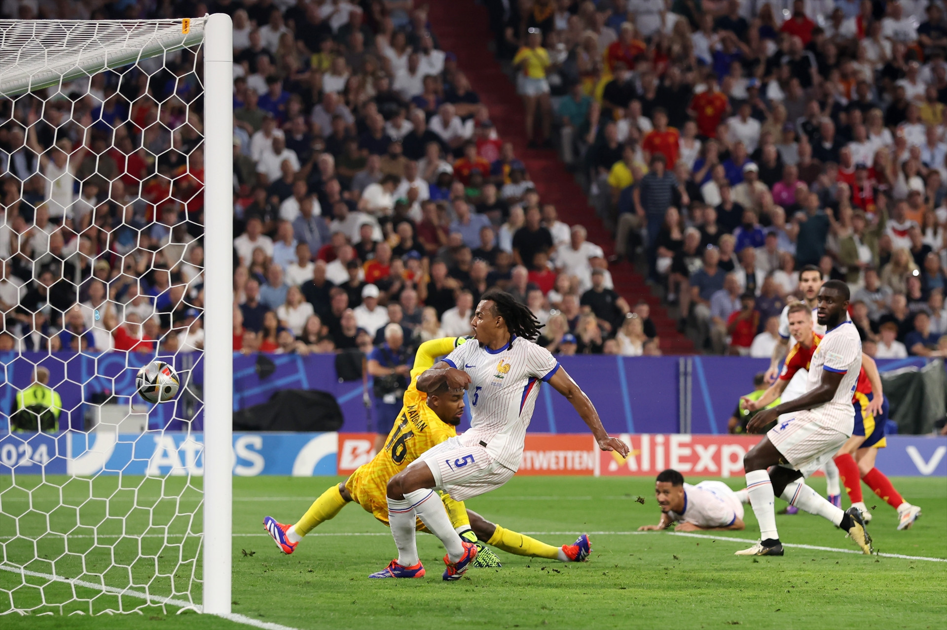 İspanya - Fransa maçında ekranlara yansımayan görüntüler