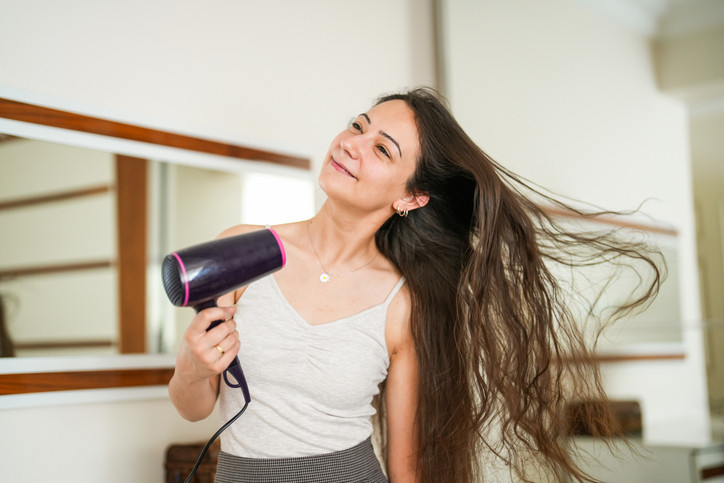 2- SAÇINIZIN KENDİ KENDİNE KURUMASINA İZİN VERMEYİN