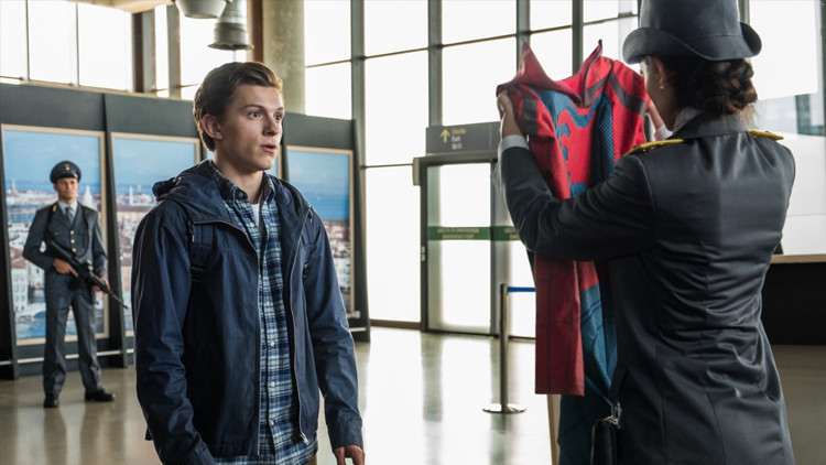 ÖRÜMCEK-ADAM: EVDEN UZAKTA KONUSU NE