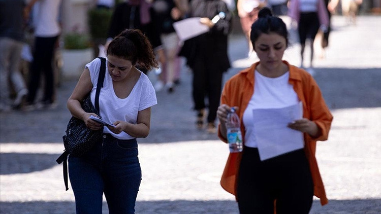 KPSS SINAV YORUMLARI 14 TEMMUZ 2024 (LİSANS OTURUMU) || ÖSYM KPSS zor muydu, kolay mıydı KPSS Lisans sınavı soruları nasıldı İnci Küpeli Kız sorusu gündem oldu KPSS Genel Yetenek-Genel Kültür, Eğitim Bilimleri testleri nasıl geçti, zor muydu, kolay mıydı