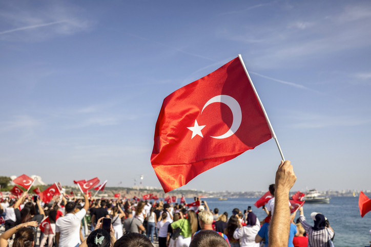 15 TEMMUZ’DA BAYRAK YARIYA İNER Mİ 15 TEMMUZ’DA BAYRAK YARIYA İNER Mİ