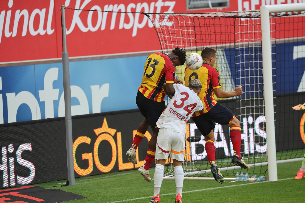 Galatasaray - Lecce maçında objektiflere yansıyan görüntüler