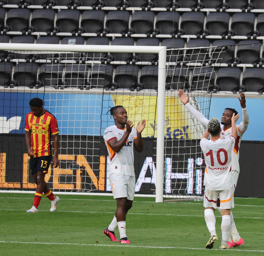 Galatasaray - Lecce maçında objektiflere yansıyan görüntüler