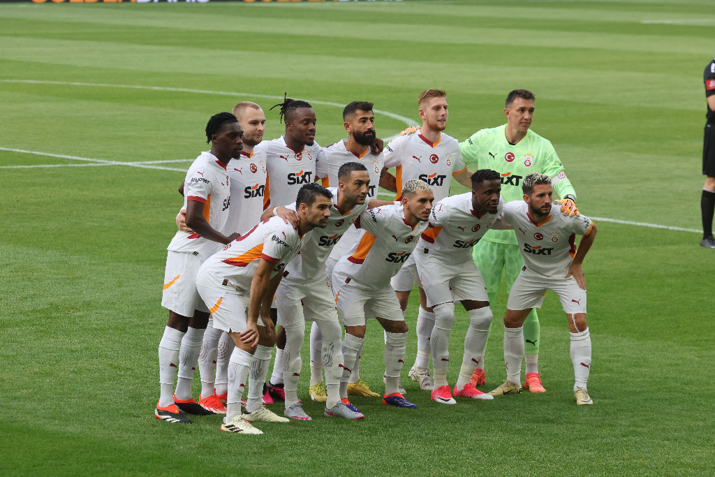 Galatasaray - Lecce maçında objektiflere yansıyan görüntüler