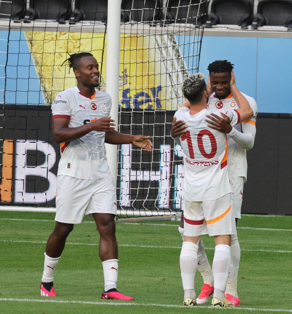 Galatasaray - Lecce maçında objektiflere yansıyan görüntüler