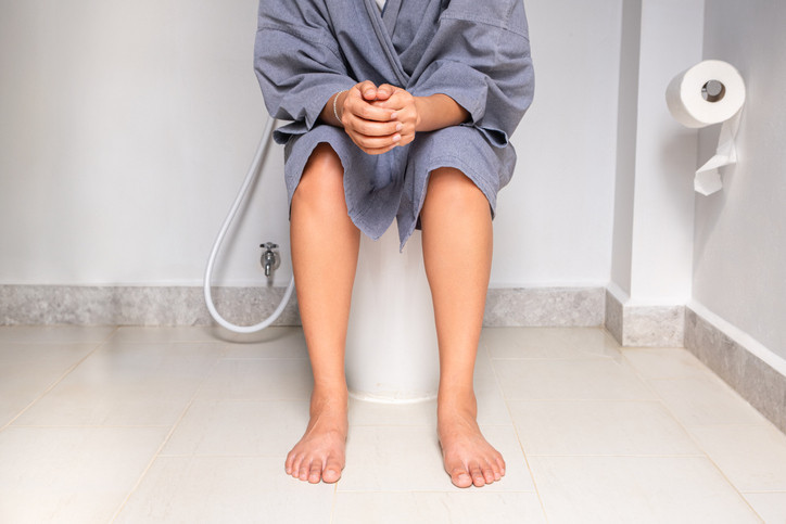 Her üç kişiden biri yaşıyor, sebebini uzmanlar da açıklayamıyor... Neden seyahatlerde tuvalete çıkmakta zorlanıyoruz