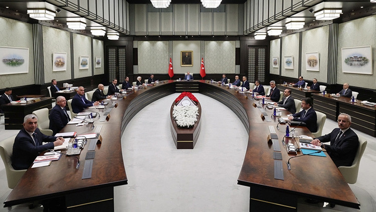 KABİNE TOPLANTISI KARARLARI SON DAKİKA 25 AĞUSTOS || Cumhurbaşkanlığı Kabine Toplantısı kararları neler, ne zaman açıklanacak Gözler gelecek açıklamada.