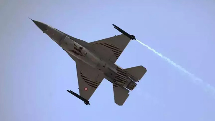 İstanbulda savaş uçakları neden uçuyor, neden jet sesi geliyor 29 Ağustos Solotürk prova uçuşu sonrası jet sesleri vatandaşların ilgisini çekti