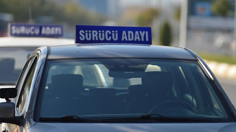 EHLİYET YENİLEME ÜCRETİ 2024 NE KADAR EHLİYET YENİLEME ÜCRETİ 2024 NE KADAR