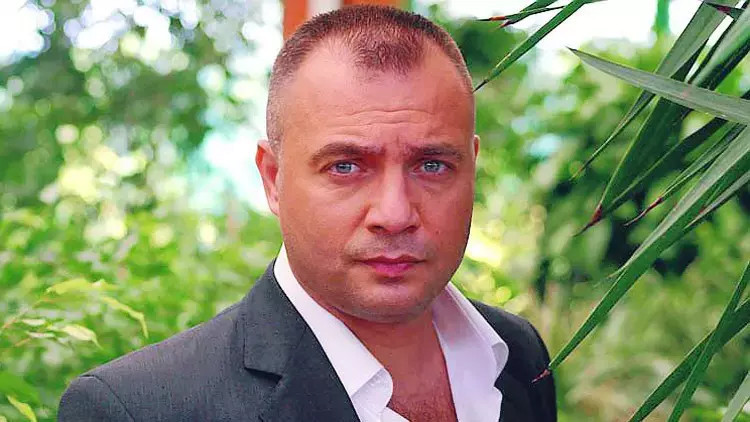 Oktay Kaynarca kimdir kaç yaşında nereli Kim Milyoner Olmak İster sunucusu Oktay Kaynarca evli mi İşte Oktay Kaynarcanın hayatı, oynadığı dizi ve filmler