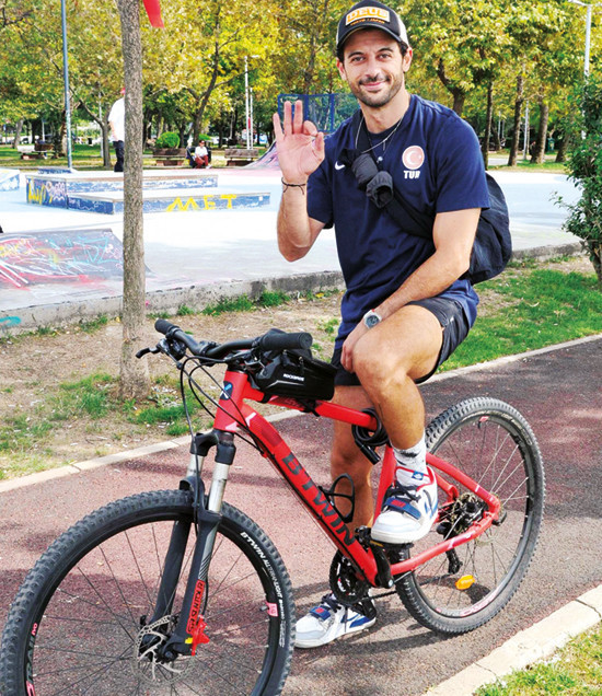 Pedal çevirerek form tutuyor