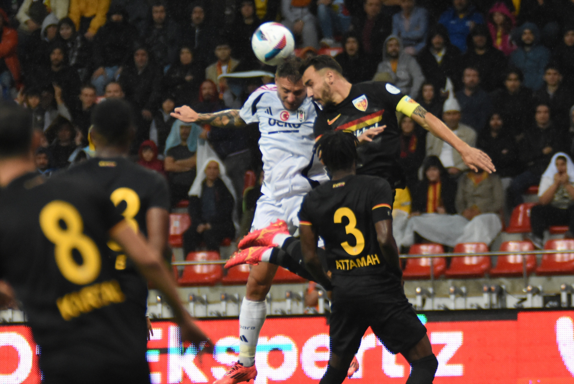 Kayserispor - Beşiktaş maçından ekranlara yansımayan görüntüler