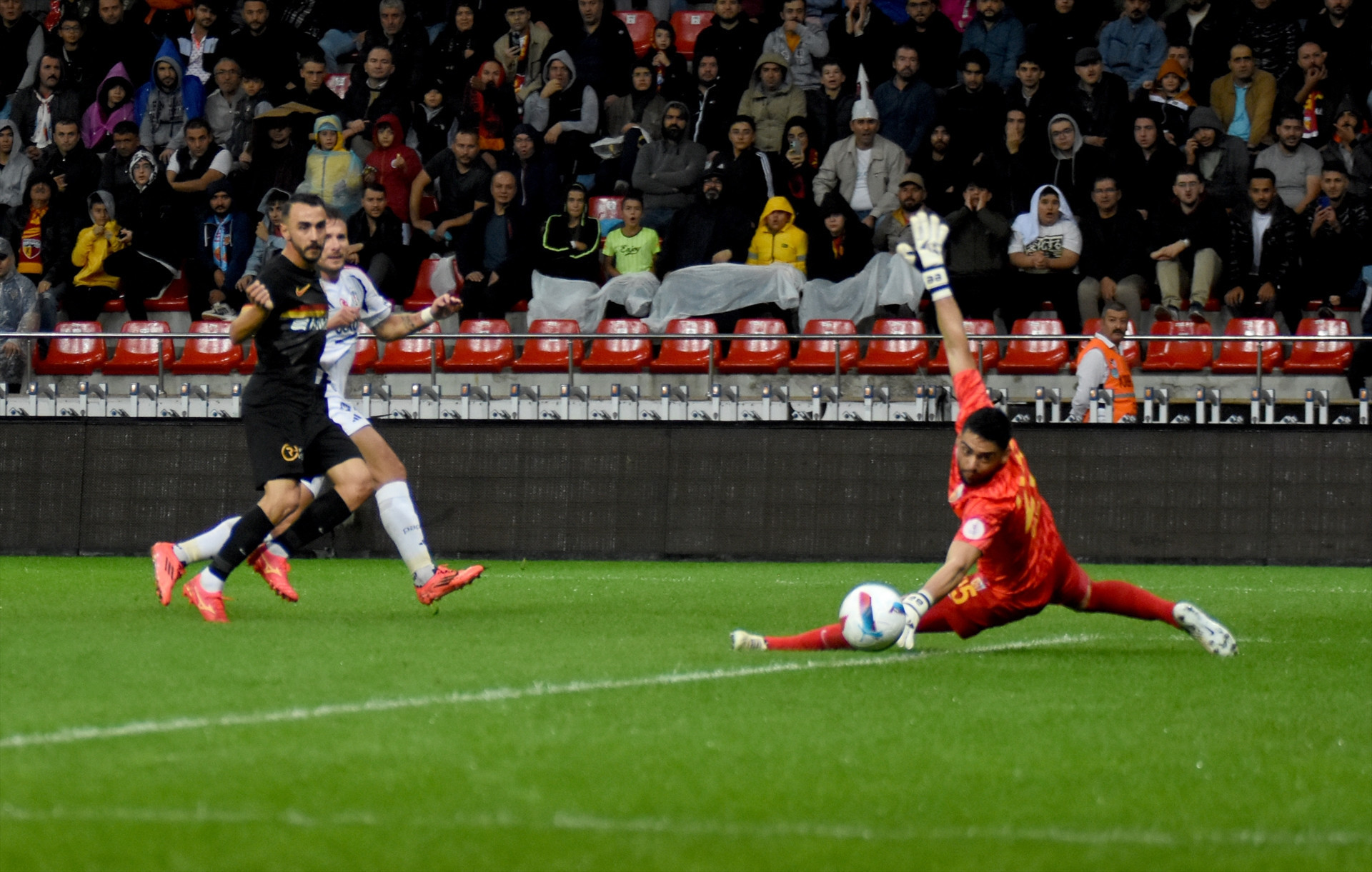 Kayserispor - Beşiktaş maçından ekranlara yansımayan görüntüler