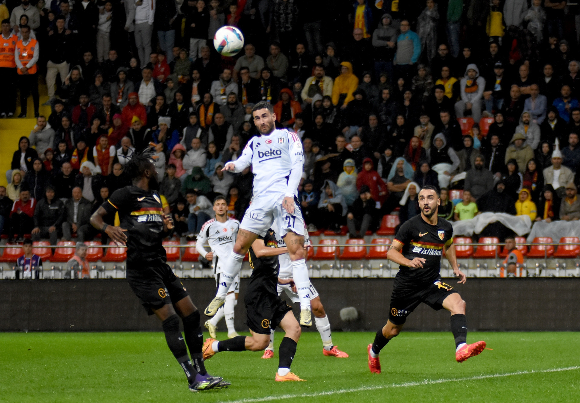 Kayserispor - Beşiktaş maçından ekranlara yansımayan görüntüler