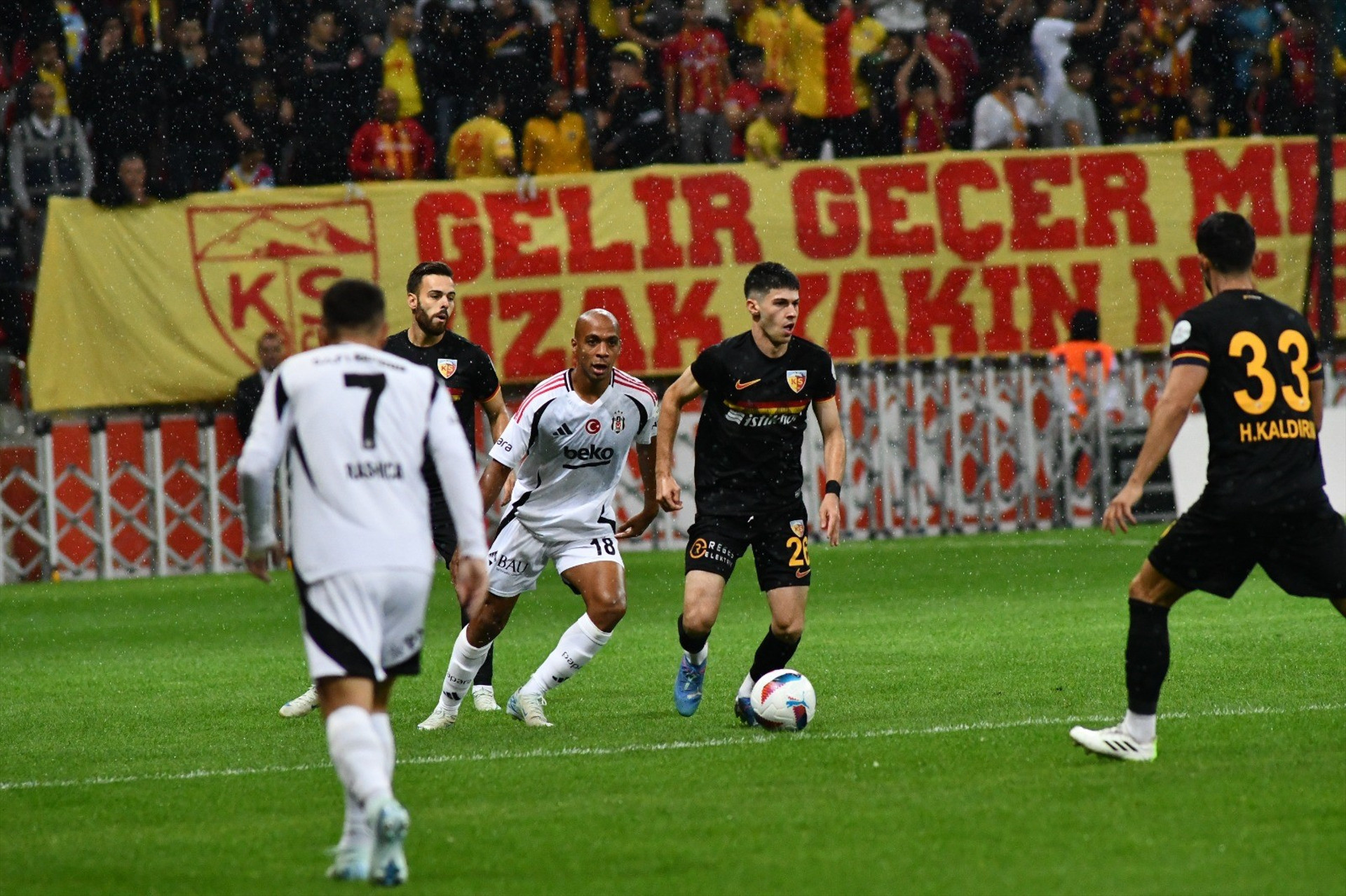 Kayserispor - Beşiktaş maçından ekranlara yansımayan görüntüler