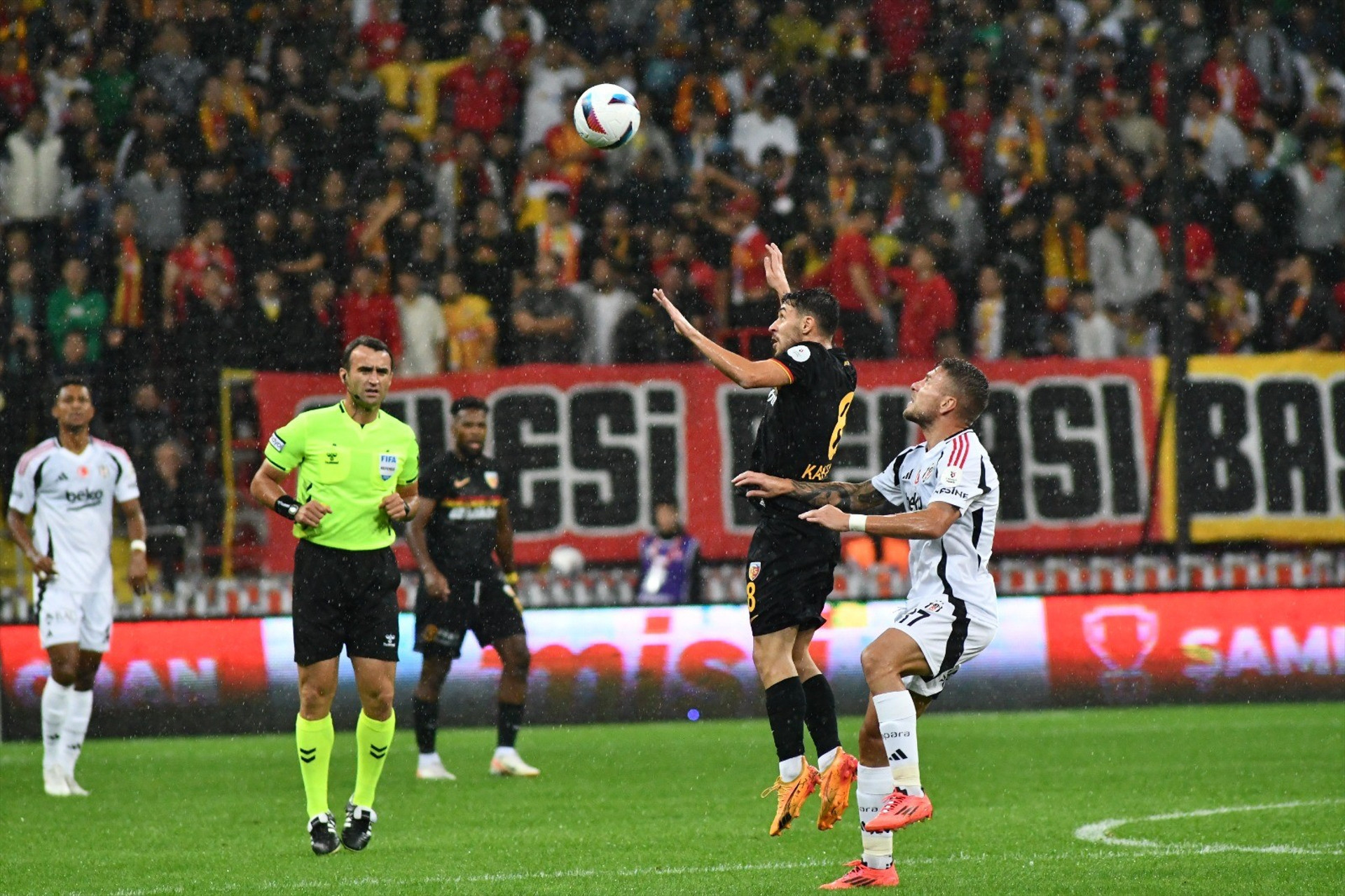 Kayserispor - Beşiktaş maçından ekranlara yansımayan görüntüler