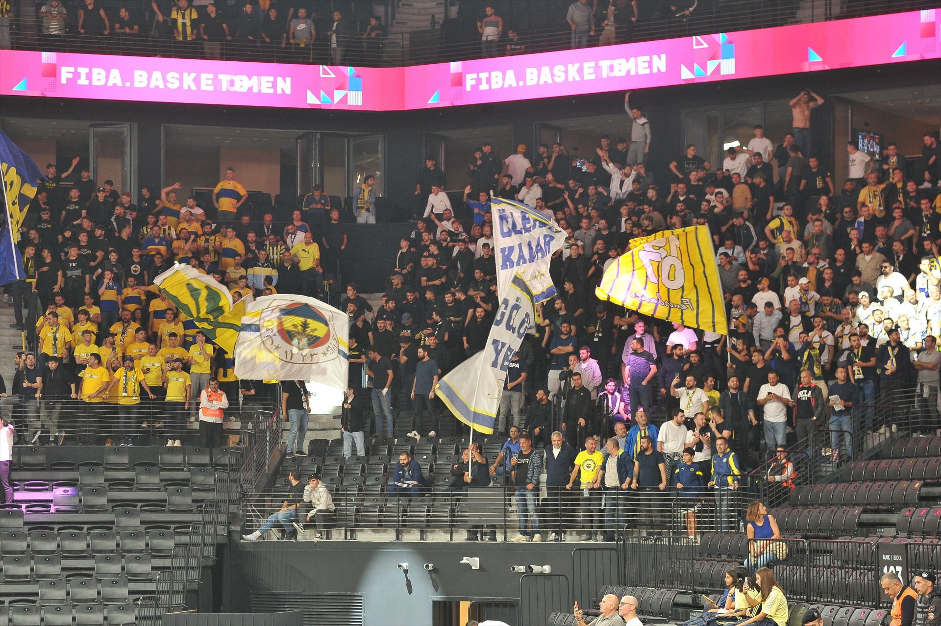 Fenerbahçe - Beşiktaş maçında saha karıştı Ali Koç...