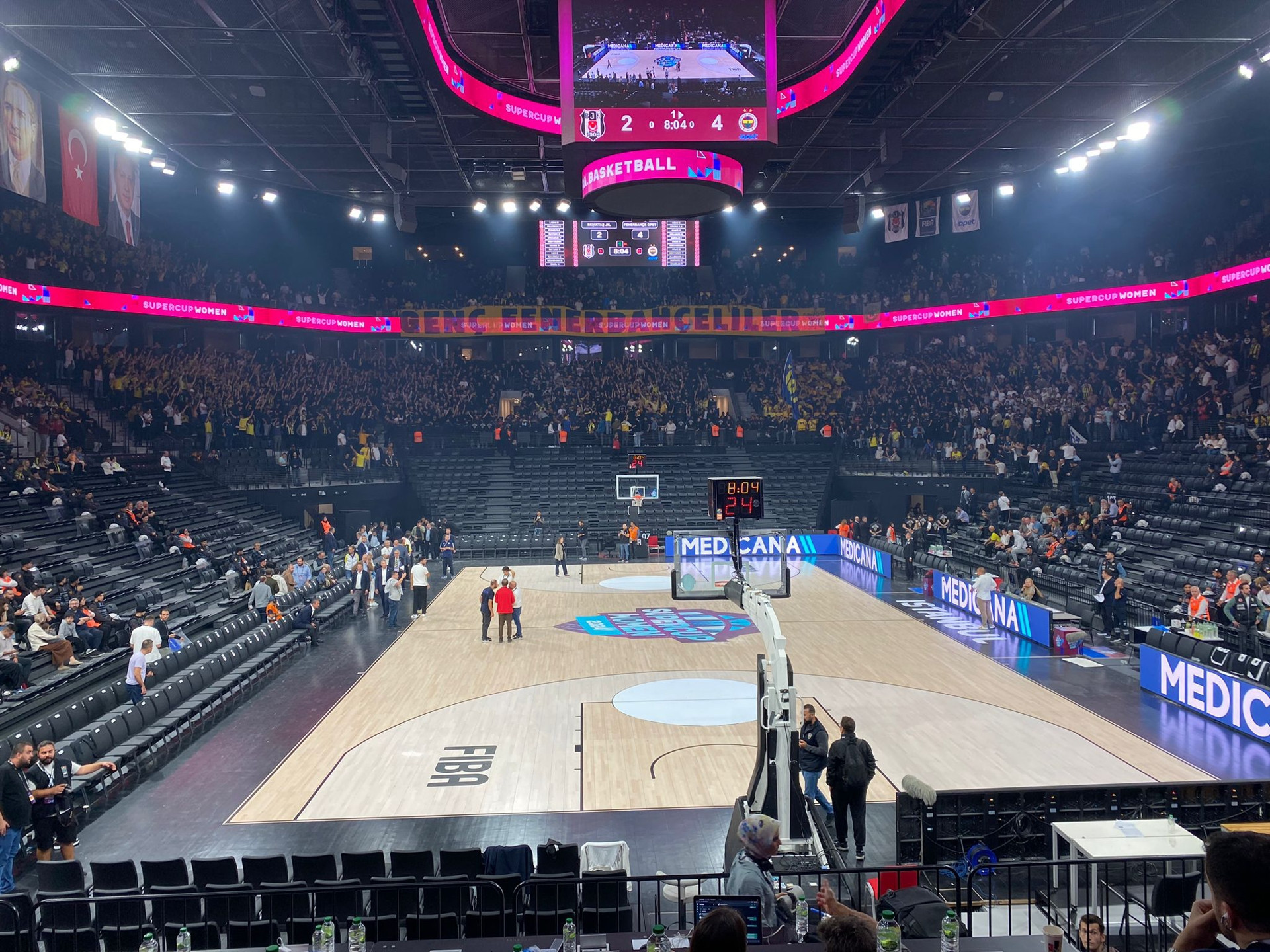 Fenerbahçe - Beşiktaş maçında saha karıştı Ali Koç...