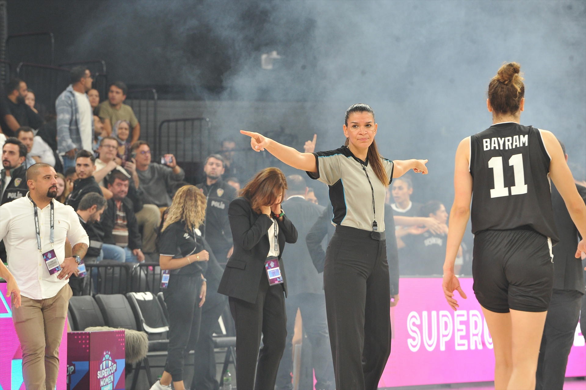 Fenerbahçe - Beşiktaş maçında saha karıştı Ali Koç...