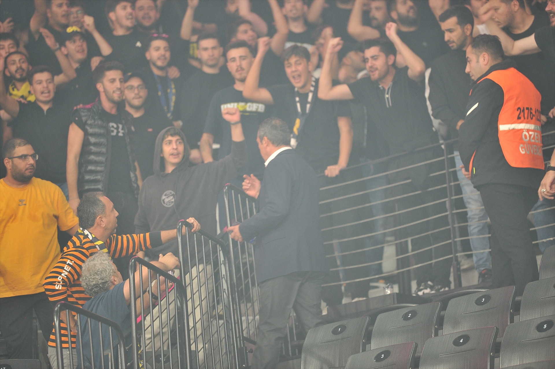 Fenerbahçe - Beşiktaş maçında saha karıştı Ali Koç...