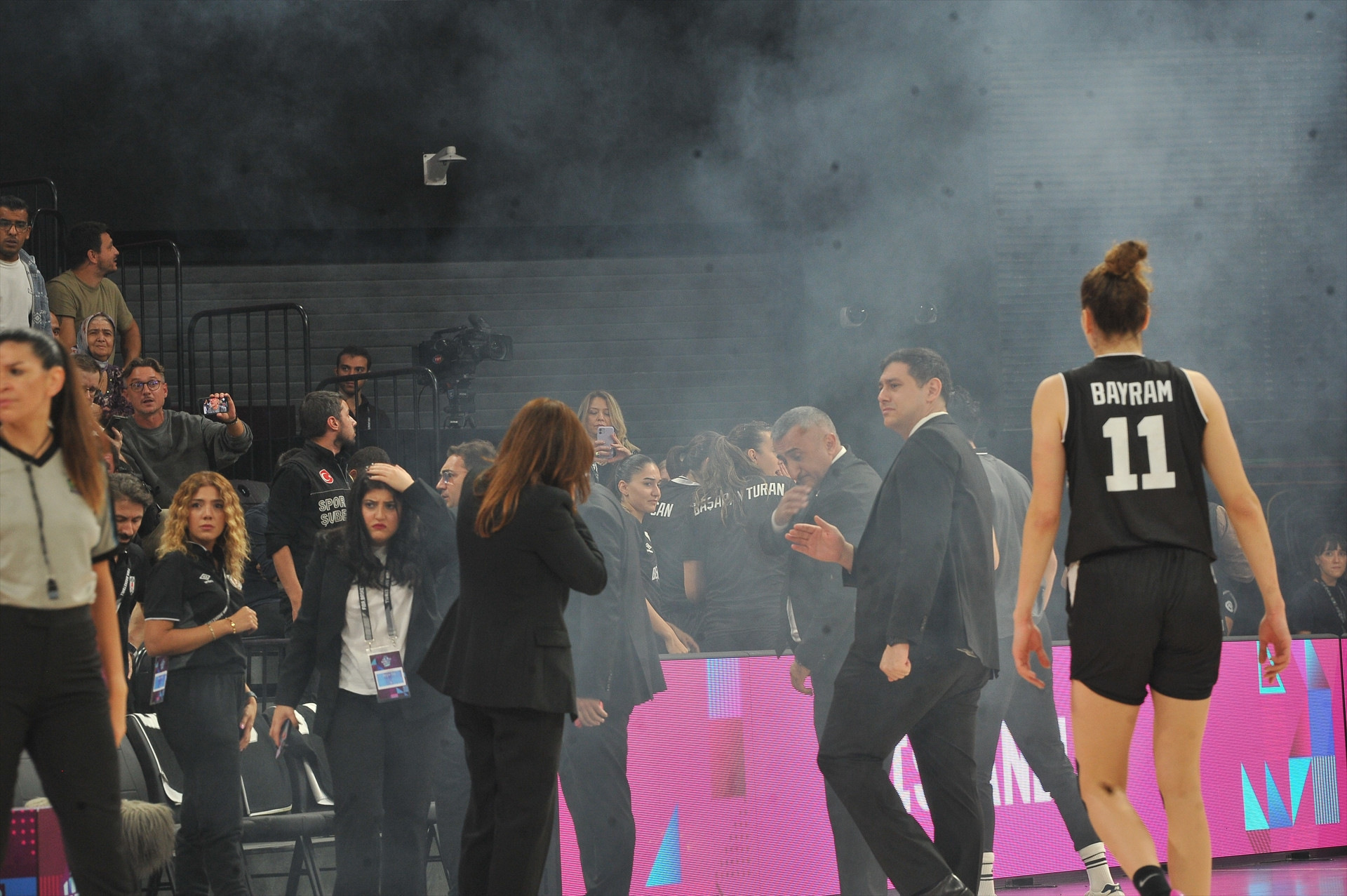 Fenerbahçe - Beşiktaş maçında saha karıştı Ali Koç...