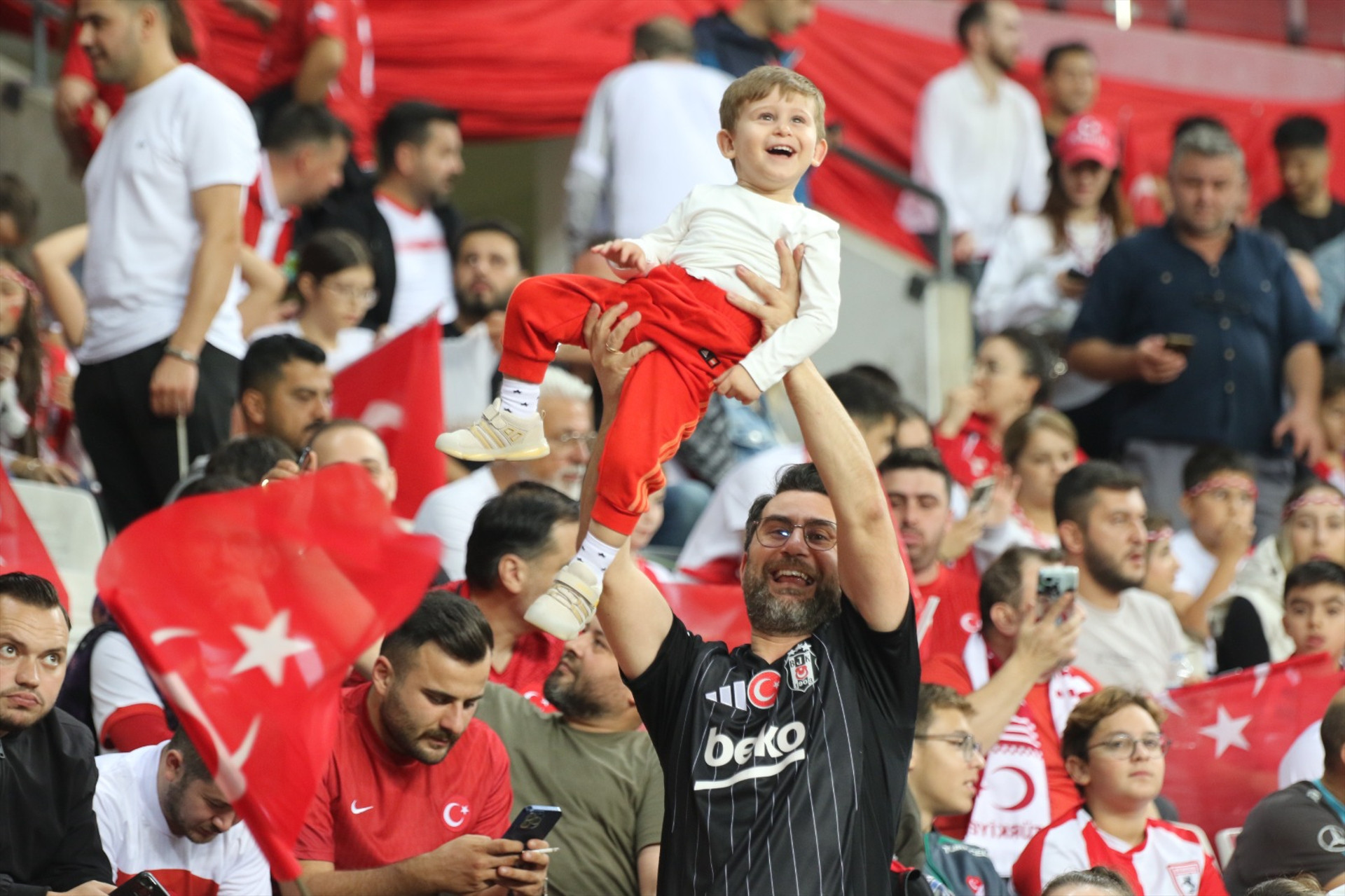 Türkiye - Karadağ maçından ekranlara yansımalayanlar