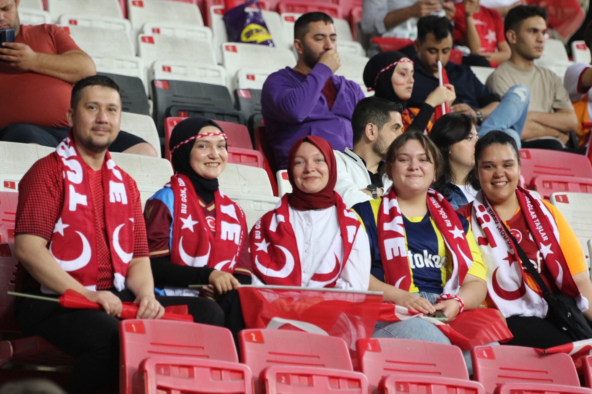 Türkiye - Karadağ maçından ekranlara yansımalayanlar