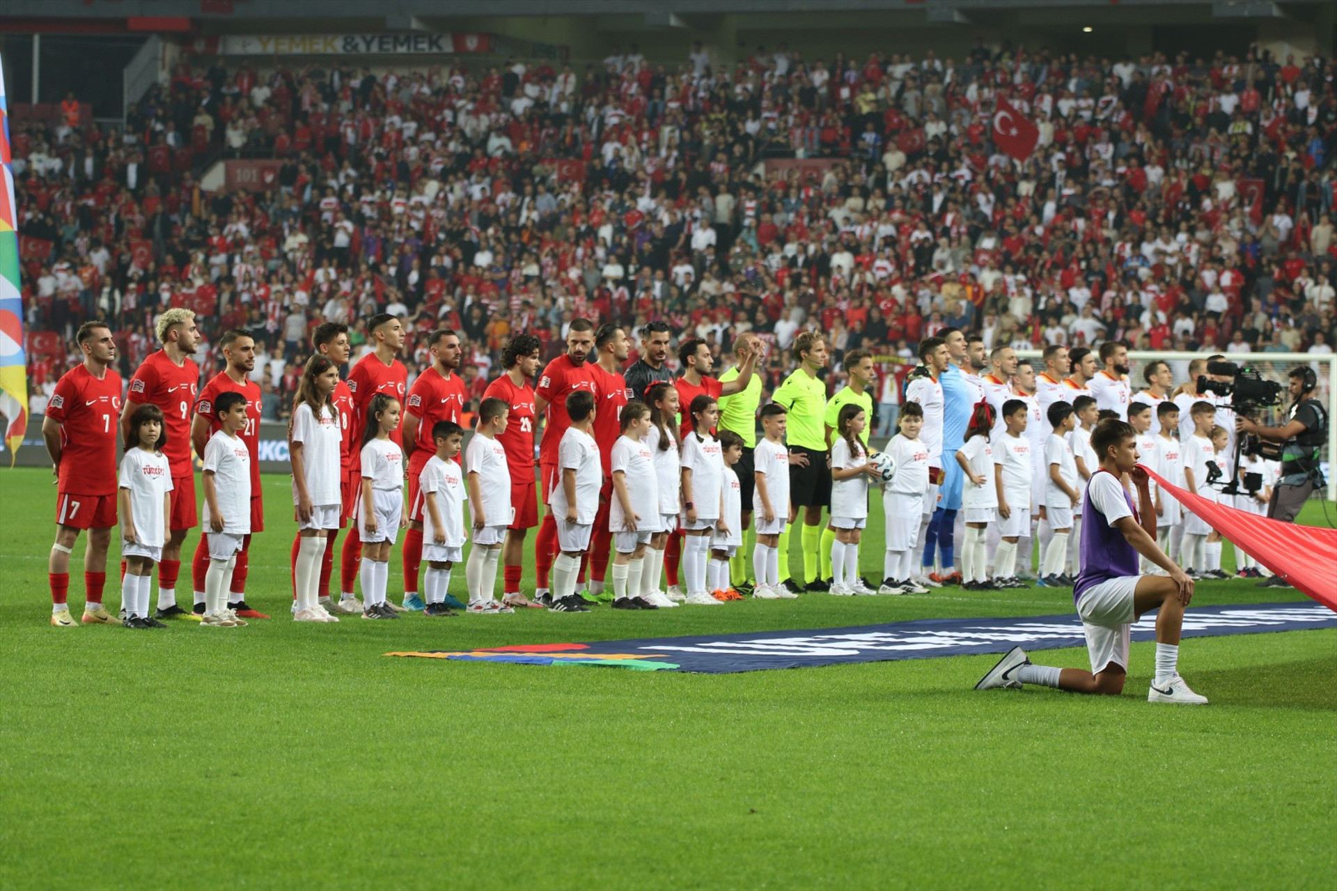 Türkiye - Karadağ maçından ekranlara yansımalayanlar