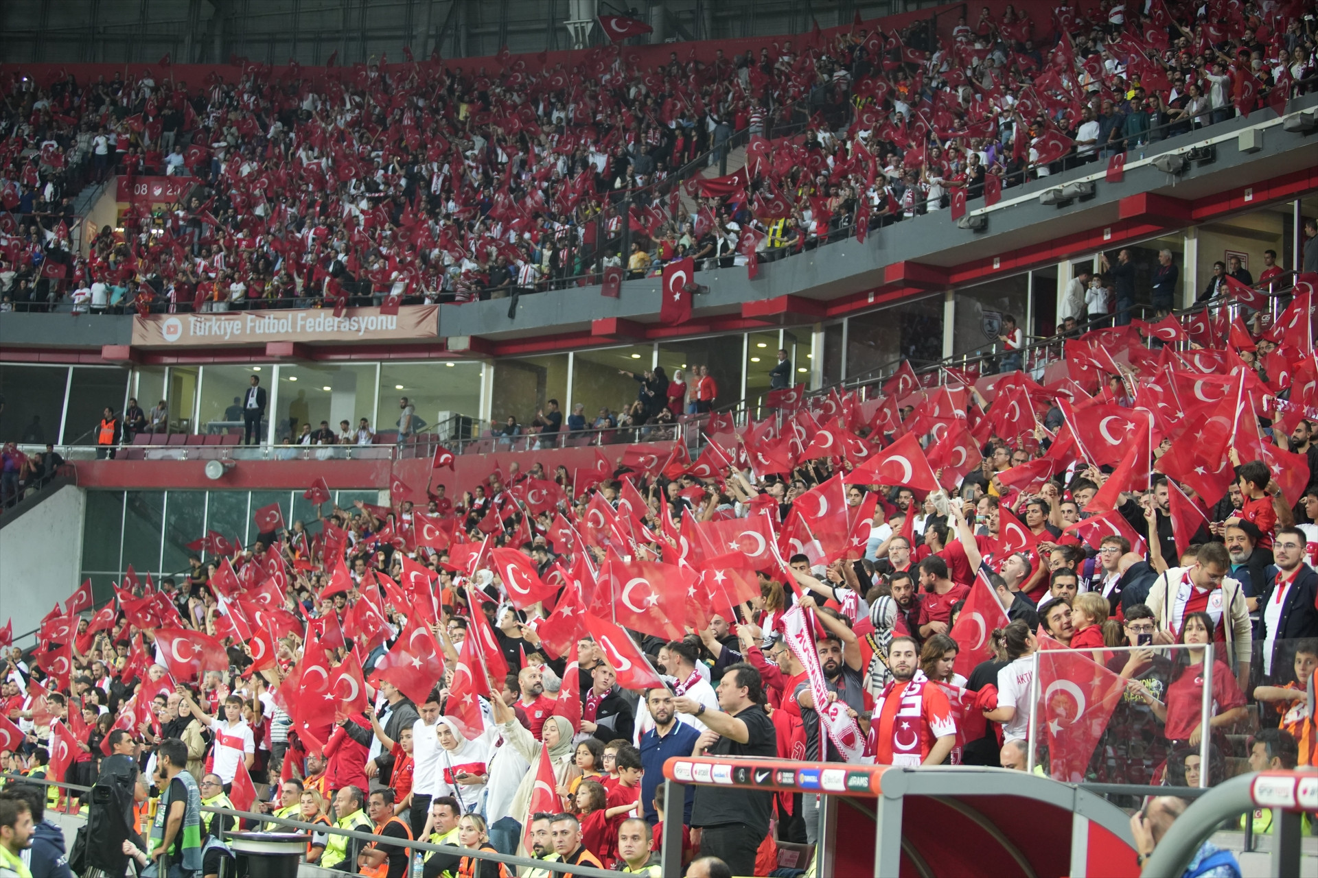 Türkiye - Karadağ maçından ekranlara yansımalayanlar