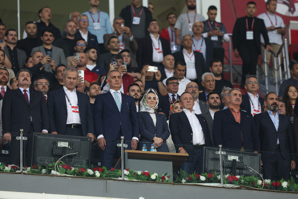 Türkiye - Karadağ maçından ekranlara yansımalayanlar