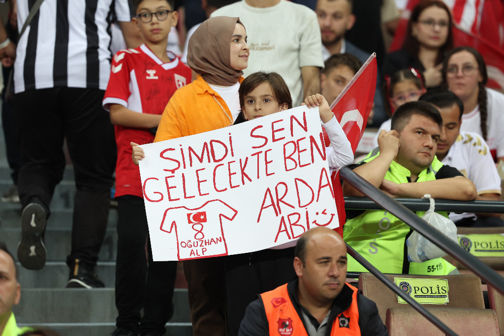 Türkiye - Karadağ maçından ekranlara yansımalayanlar