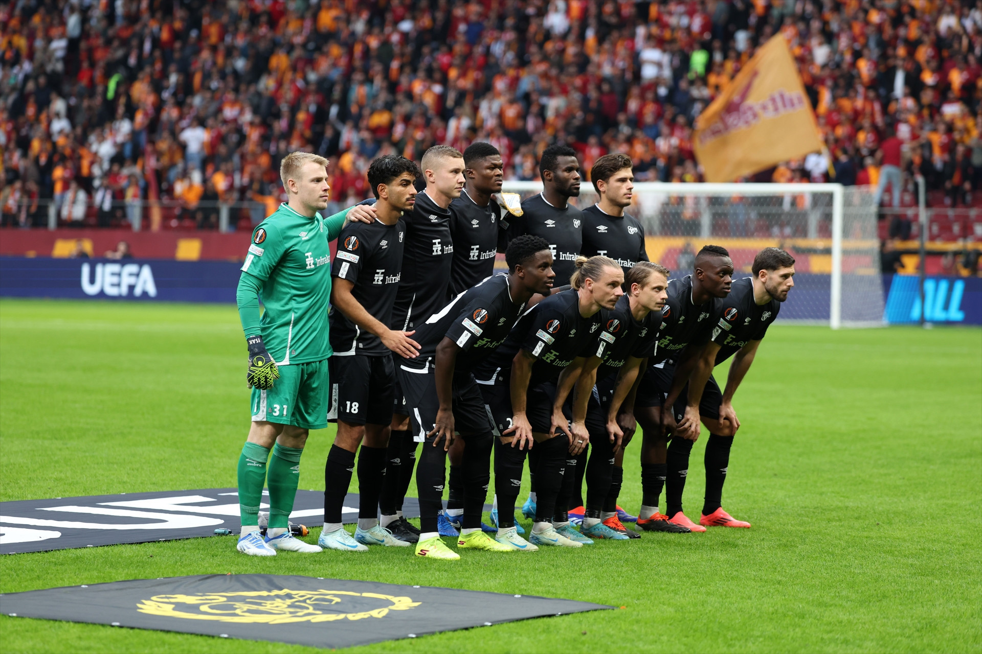 Galatasaray - Elfsborg maçından ekranlara yansımayan görüntüler