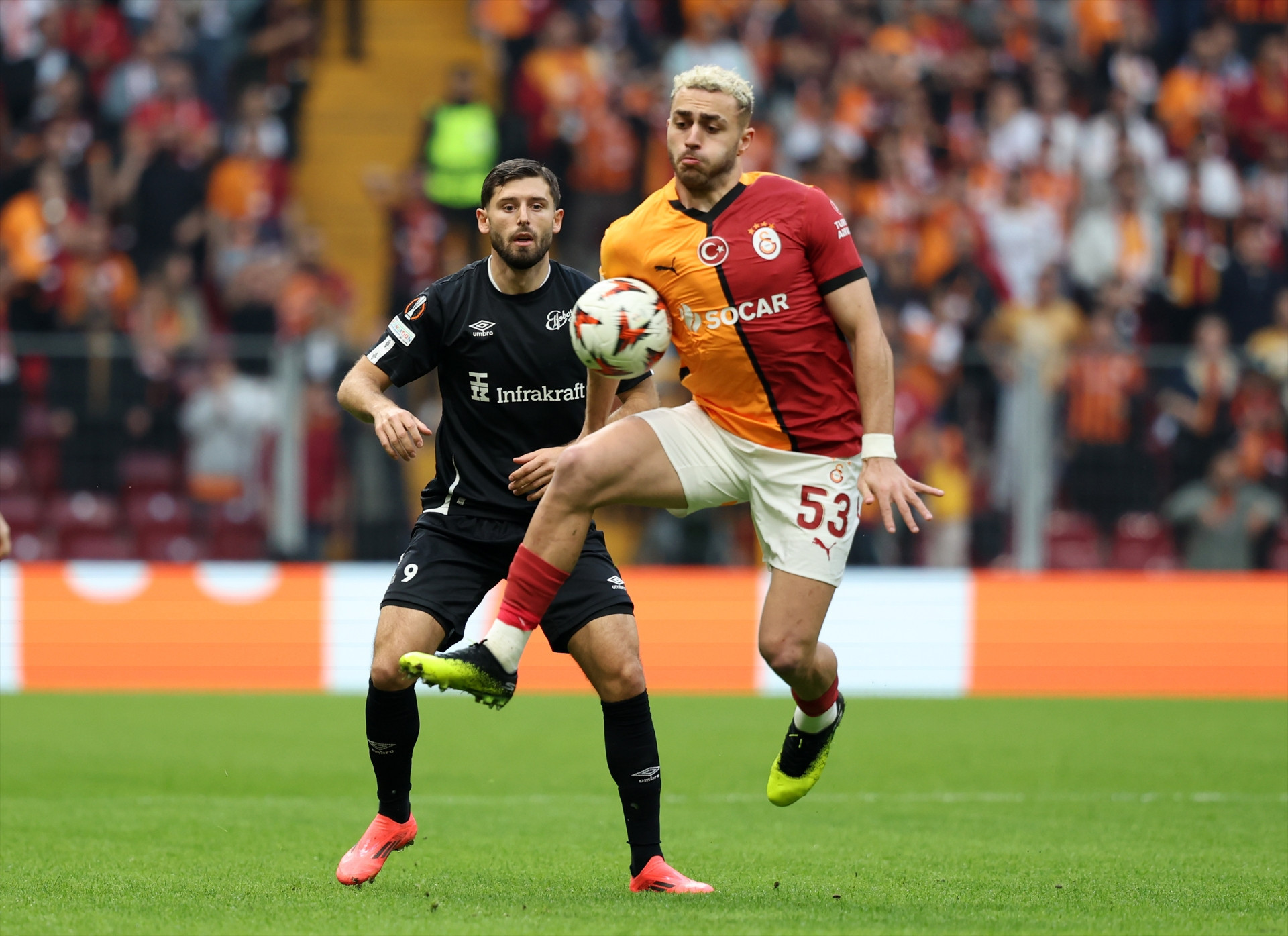 Galatasaray - Elfsborg maçından ekranlara yansımayan görüntüler