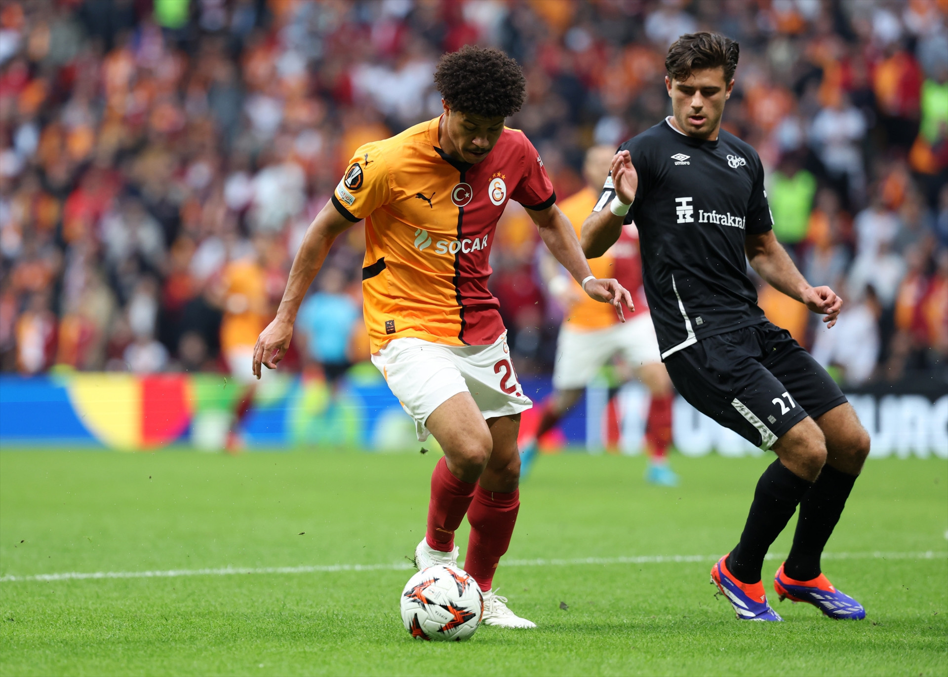 Galatasaray - Elfsborg maçından ekranlara yansımayan görüntüler