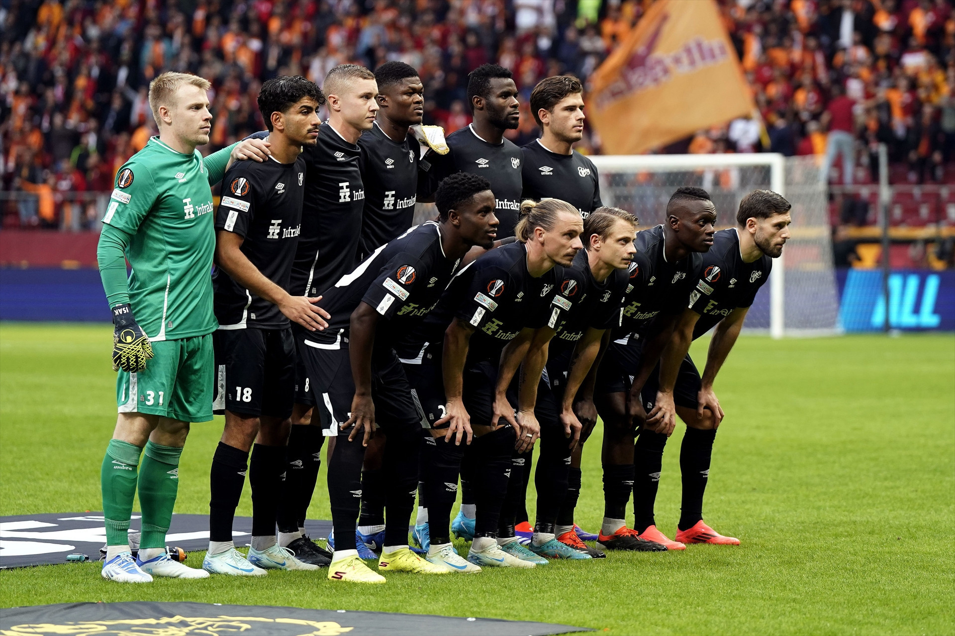 Galatasaray - Elfsborg maçından ekranlara yansımayan görüntüler