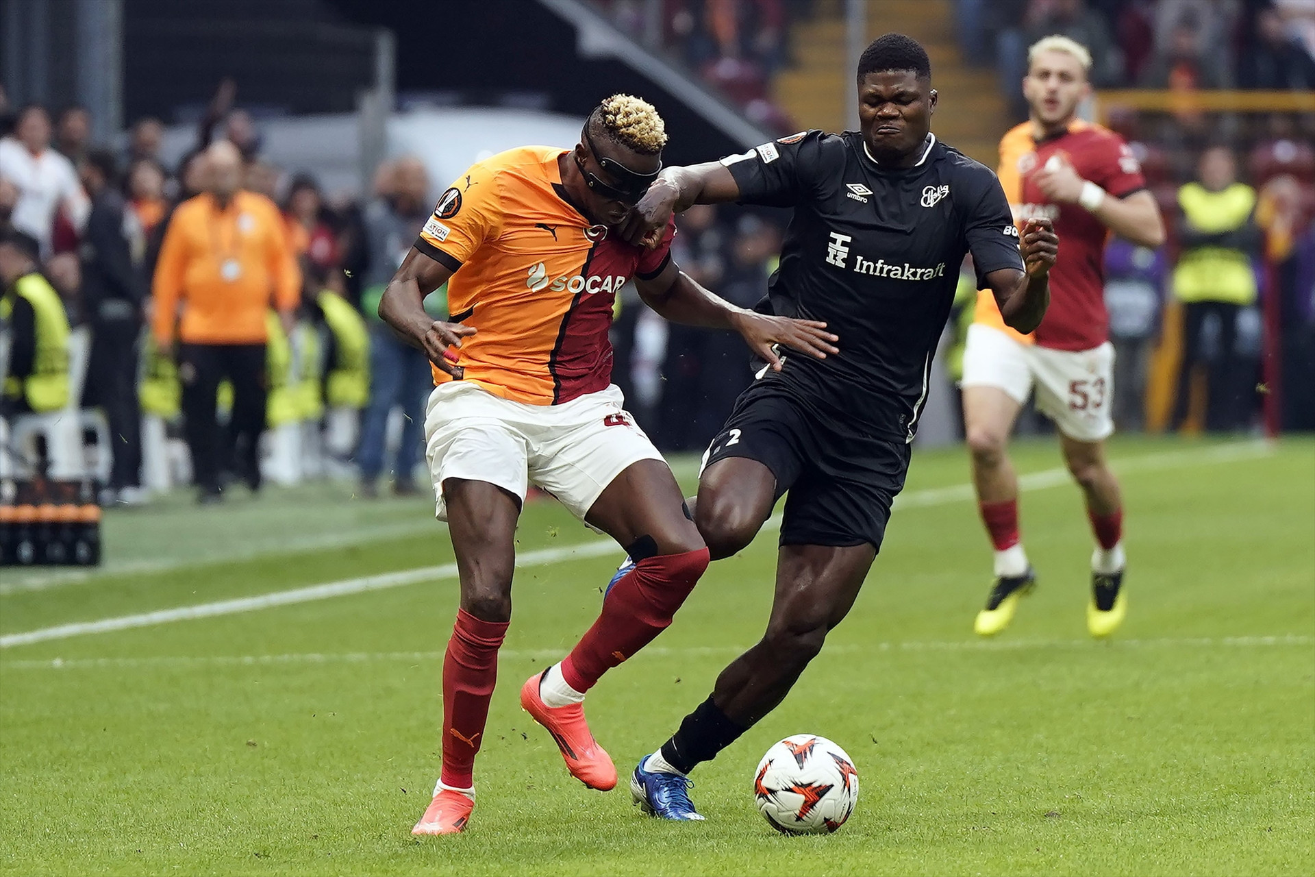 Galatasaray - Elfsborg maçından ekranlara yansımayan görüntüler