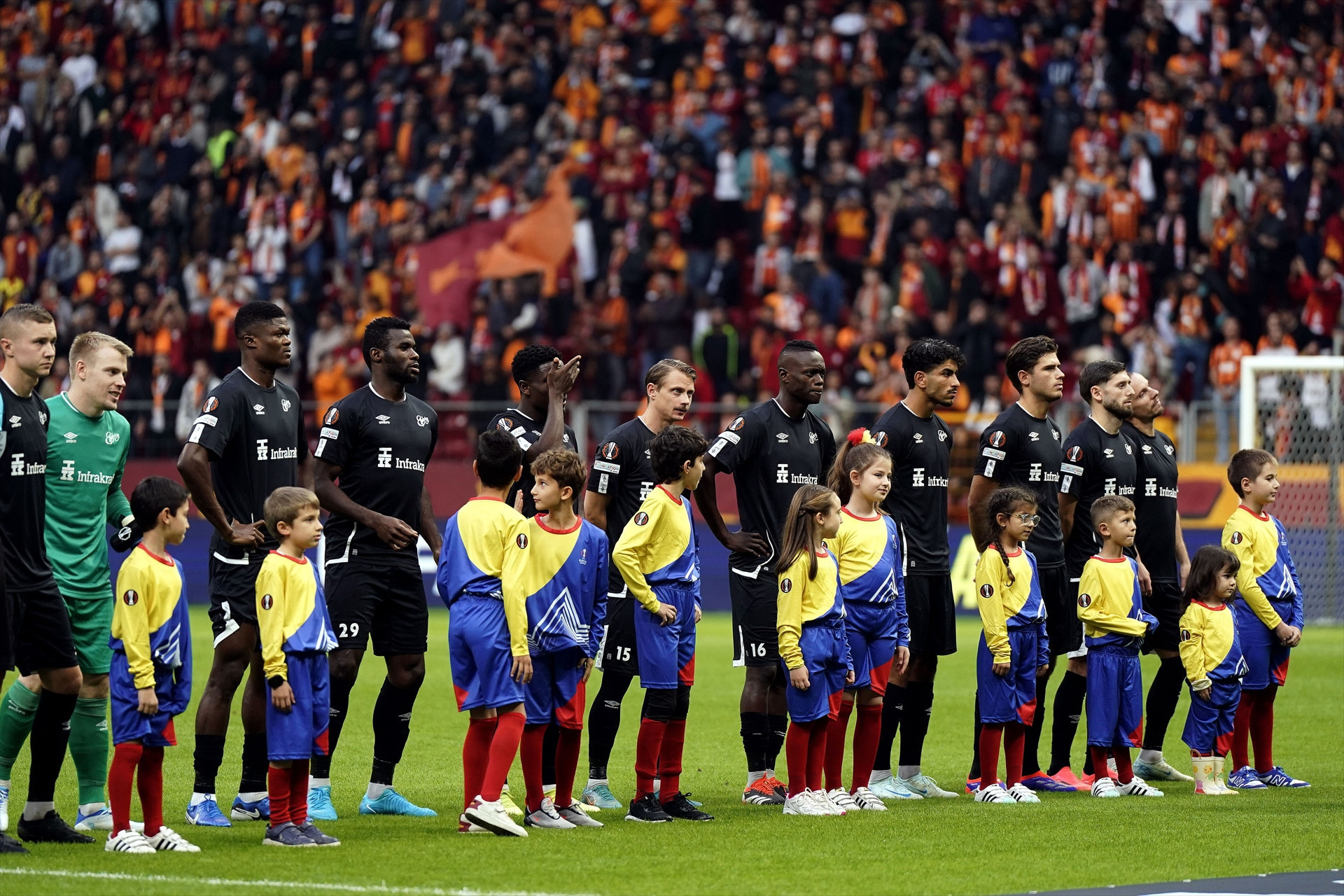 Galatasaray - Elfsborg maçından ekranlara yansımayan görüntüler