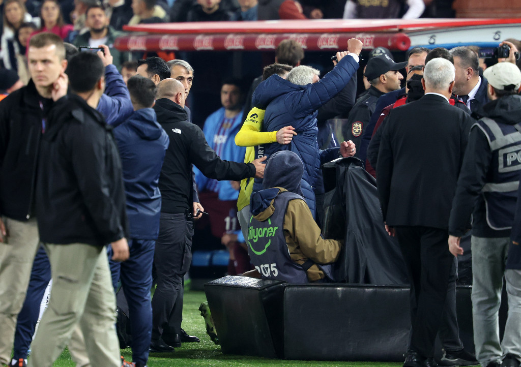Mourinhonun çılgın sevinci olay oldu Gol sonrası takla attı