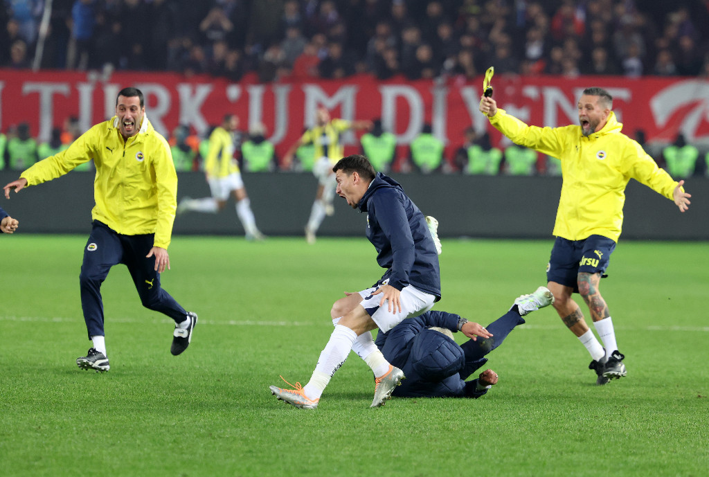 Mourinhonun çılgın sevinci olay oldu Gol sonrası takla attı