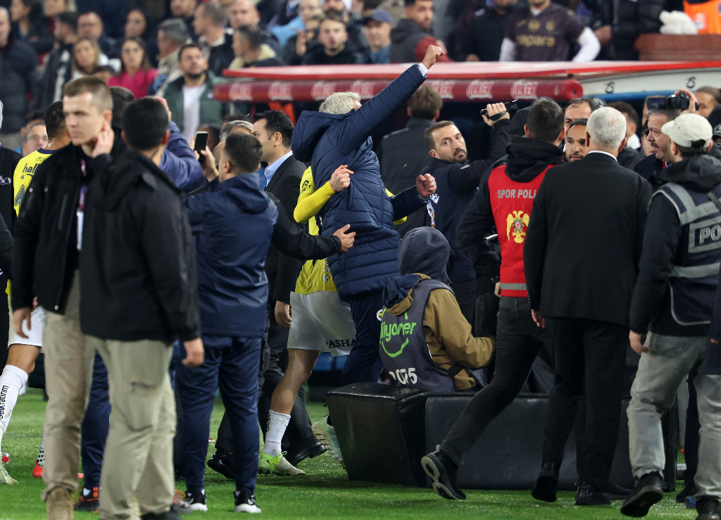 Mourinhonun çılgın sevinci olay oldu Gol sonrası takla attı