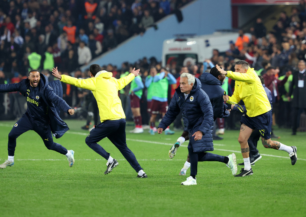 Mourinhonun çılgın sevinci olay oldu Gol sonrası takla attı