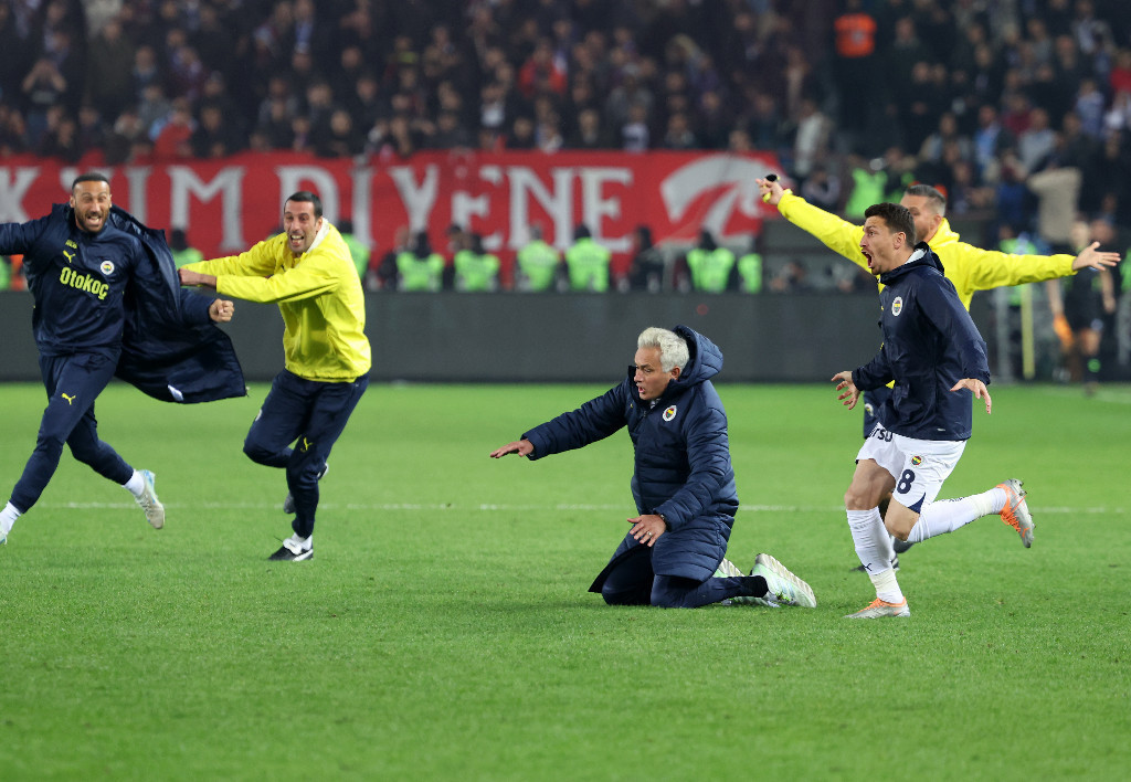 Mourinhonun çılgın sevinci olay oldu Gol sonrası takla attı