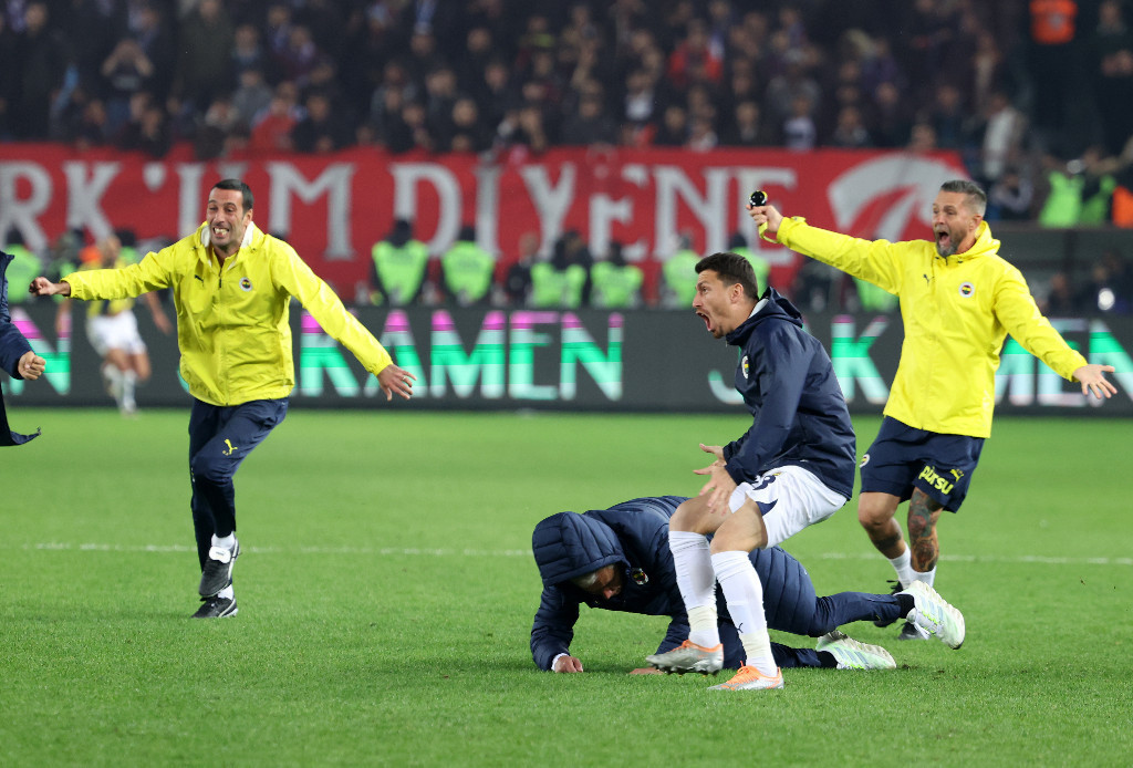 Mourinhonun çılgın sevinci olay oldu Gol sonrası takla attı
