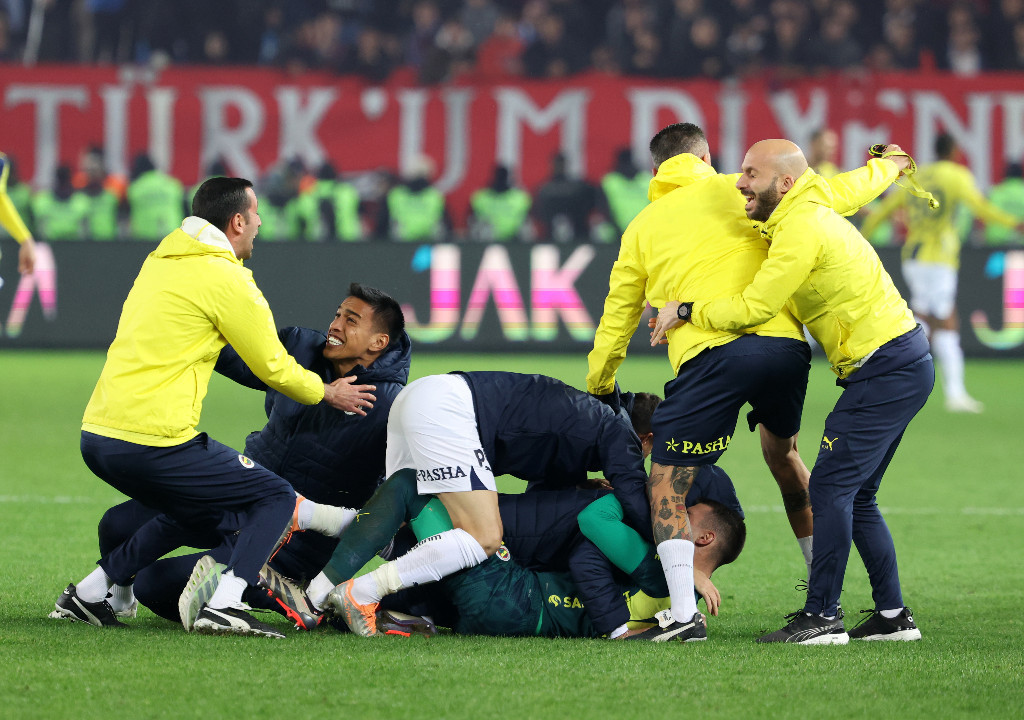 Mourinhonun çılgın sevinci olay oldu Gol sonrası takla attı